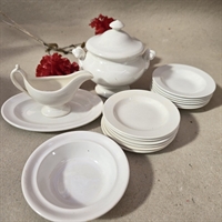 dukkeservive-stel-hvidt-porcelaen-tallerkner-suppeterrin-kartoffelskaal-saucekande-villeroy-boch-gammelt-dukkehusstel
